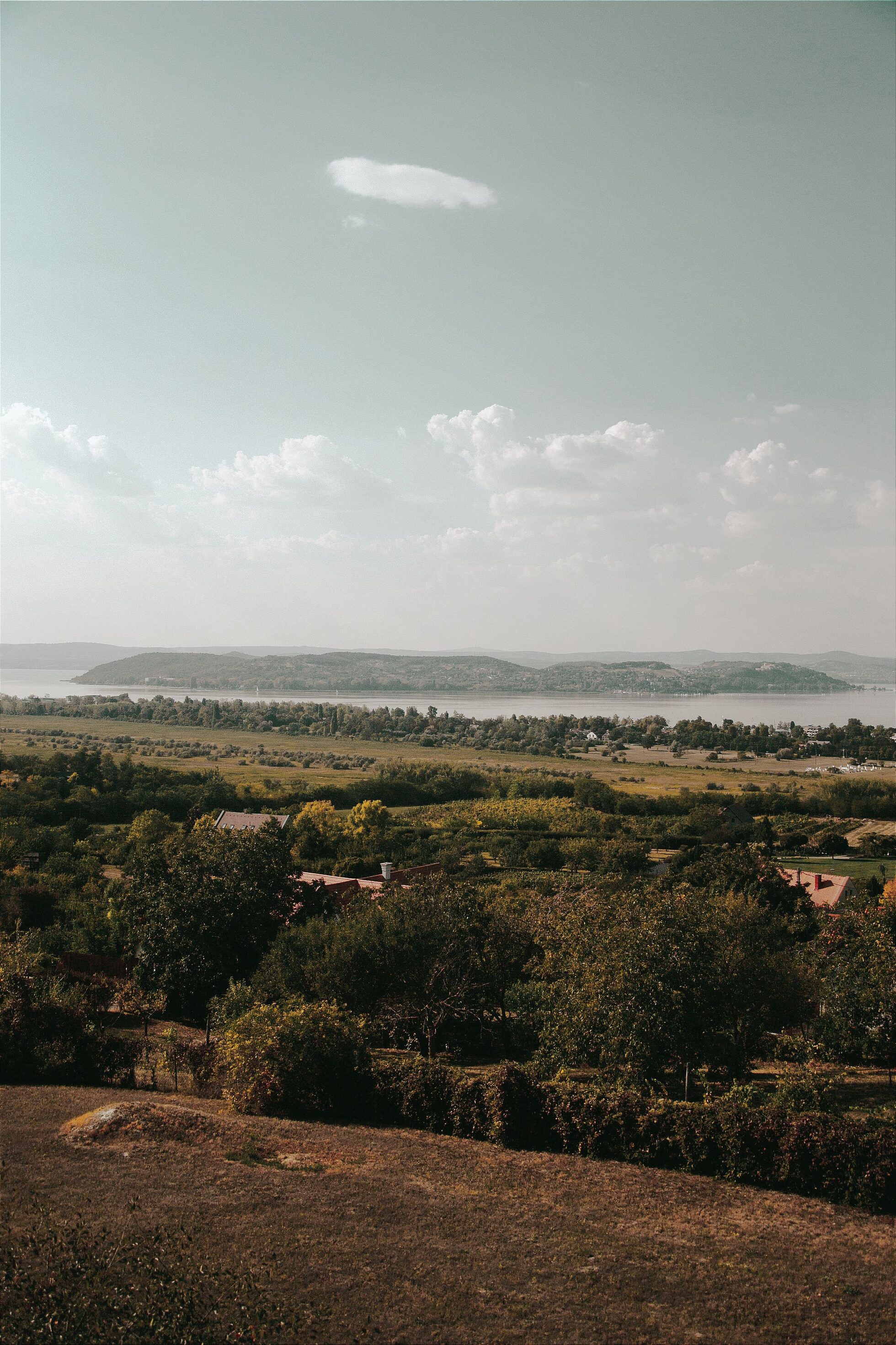 Polarlicht über einer dunklen Berglandschaft